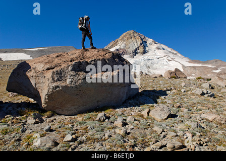 Bergsteiger am östlichen Rand des Mount Hood Vulkan, Cooper Spur Trail, Kaskade-Strecke, Oregon, USA Stockfoto