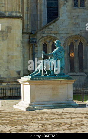 Bronze-Statue von Konstantin dem großen gelegen neben York Minster Stockfoto