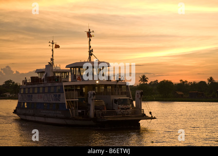 Passagierfähre in der Abenddämmerung am Mekong-Delta in Vietnam Stockfoto