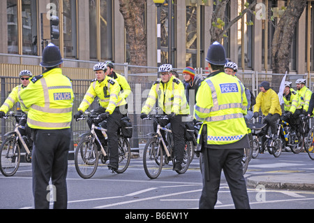 Polizei begleitet eine Gruppe von Radfahrern zu einer Demonstration des Klimawandels London England UK Stockfoto