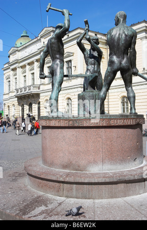 Drei Schmiede-Statue in drei Schmiede Square Helsinki Finnland Stockfoto