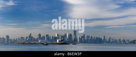 Panorama der Skyline von Vancouver mit Cargo Schiff Schlepper und Seabus im Burrard Inlet Stockfoto