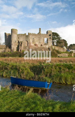 Laugharne Castle in Carmarthenshire mit blauen Boot vertäut im Vordergrund Stockfoto