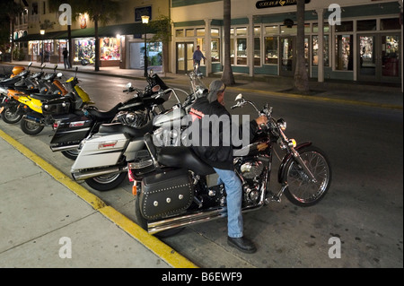 Mann auf Harley-Davidson Motorrad auf der Duval Street in der Altstadt, Key West, Florida Keys, USA Stockfoto