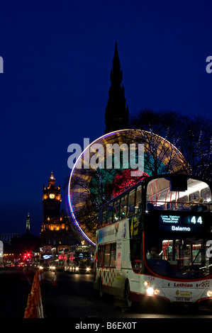 Sonnenuntergang in Princes Street, Edinburgh mit Verkehr und Riesenrad während der festlichen Jahreszeit, Schottland, UK, Europa Stockfoto