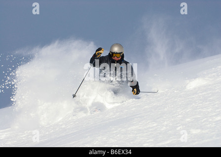 Skifahren im Tiefschnee Stockfoto