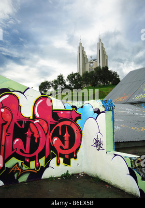 Akureyri Kirche mit Graffiti im Vordergrund Island Stockfoto