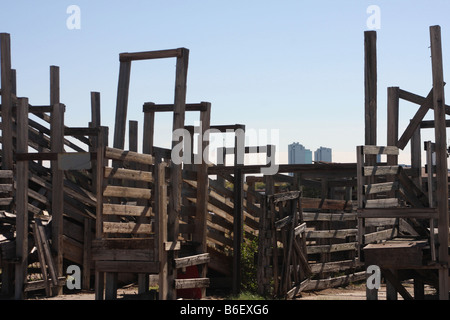 Alten Verse der alten Rinder Rampen auf Stockyards mit den neuen Gebäuden im Hintergrund weiter Wert Texas New Stockfoto
