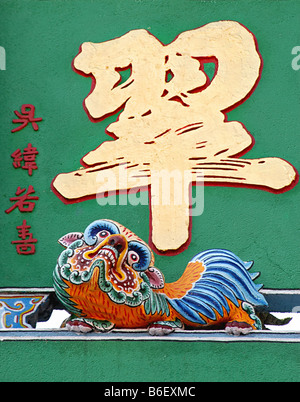 Chinesisch-buddhistischen Tempel Tor Dekoration im Tigerbalsam Garten, Singapur Stockfoto