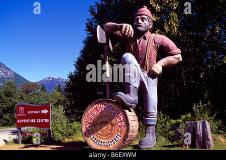 Die riesigen Logger Skulptur an der Squamish Adventure Centre und Tourist Information Centre in Squamish British Columbia Kanada Stockfoto