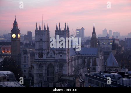 Blick auf Big Ben und Westminster Abbey im Morgengrauen London UK Stockfoto