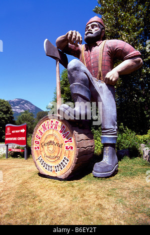 Die riesigen Logger Skulptur an der Squamish Adventure Centre und Tourist Information Centre in Squamish British Columbia Kanada Stockfoto