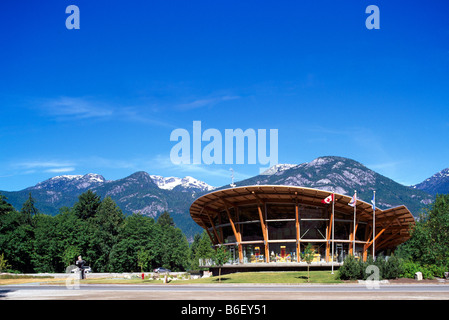 Squamish Adventure Centre und Tourist Information Centre in Squamish-British Columbia-Kanada mit Küstengebirge Hintergrund Stockfoto