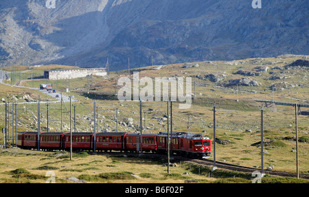 Ein Personenzug der Rhaetische Bahn RhB Bahn Reisen auf der Bernina-Strecke kurz vor der Bernina-Diavolezza-st Stockfoto