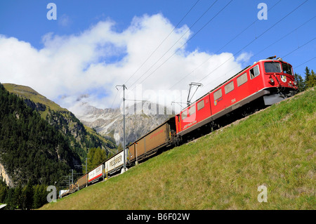 Rhaetische Bahn RhB Eisenbahn Güterzug unterwegs auf der Albula-Strecke zwischen Bergün entfernt und Preda, Graubündens, der Schweiz, Stockfoto