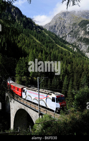 Zug der Rhaetische Bahn RhB Bahn Reisen auf der Albula-Strecke zwischen Bergün entfernt und Preda auf einem Viadukt, Symbole, Stockfoto