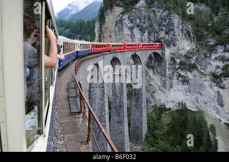 RhB, Rhätische Bahn Zug überquert das Landwasser-Viadukt bei Filisur, Albula Abschnitt, Filisur, Graubündens, der Schweiz, Eu Stockfoto