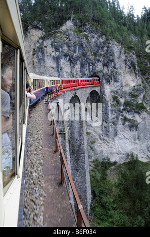 RhB, Rhätische Bahn Zug überquert das Landwasser-Viadukt bei Filisur, Albula Abschnitt, Filisur, Graubündens, der Schweiz, Eu Stockfoto