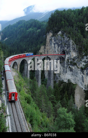 RhB, Rhätische Bahn Zug überquert das Landwasser-Viadukt bei Filisur, Albula Abschnitt, Filisur, Graubündens, der Schweiz, Eu Stockfoto