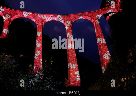 Bewässerung Wasser Viadukt beleuchtet mit den Buchstaben "RhB" anlässlich die Annahme der "Rhaetische Bahn Eisenbahn in Albula / Be Stockfoto