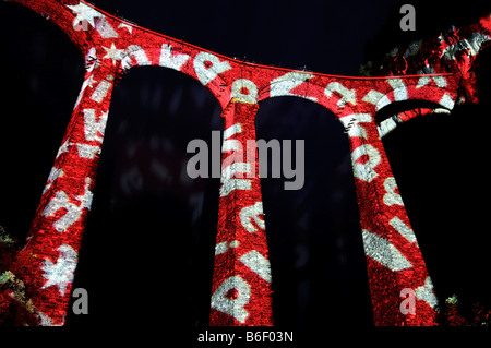 Bewässerung Wasser Viadukt beleuchtet mit dem Motiv "Viadukt" anlässlich die Annahme der "Rhaetische Bahn Eisenbahn in Albula / Stockfoto