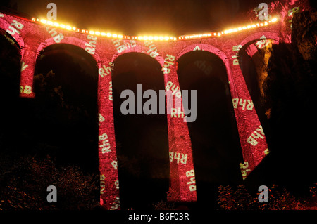 Bewässerung Wasser Viadukt beleuchtet mit den Buchstaben "RhB" anlässlich die Annahme der "Rhaetische Bahn Eisenbahn in Albula / Be Stockfoto