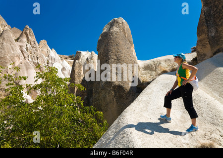 Frau bewundern Landschaft der Tuff-Felsen in der Nähe von Göreme, Kappadokien, Zentral-Anatolien, Türkei, Asien Stockfoto