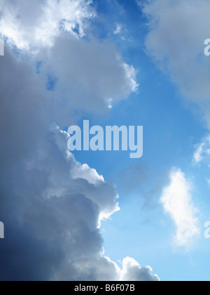 Stürmischen Wolken gegen blauen Himmel Stockfoto