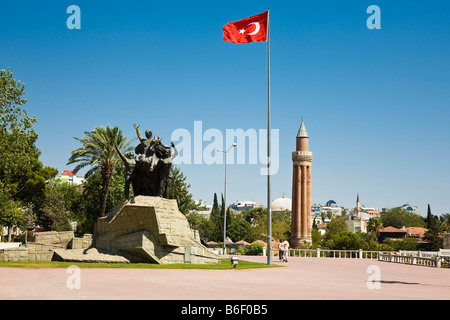 Türkische Flagge und Yivli Minare Moschee in Antalya, Türkei, Asien Stockfoto