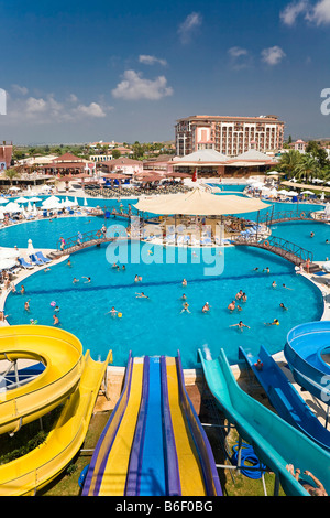 Pool-Landschaft mit Wasser gleitet im Selge Beach Resort in türkische Riviera, Türkei, Asien Stockfoto