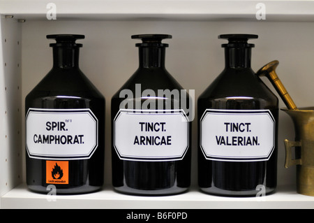Chemikalien in einem Chemiker-shop Stockfoto