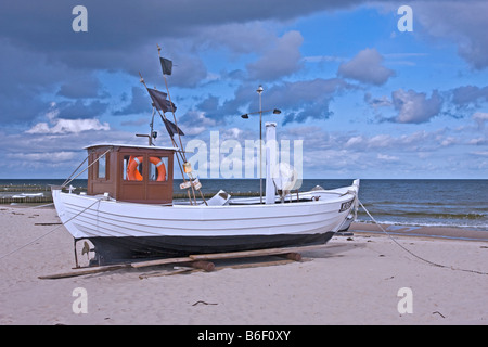 Fischerboot am Strand, Seebad höchsten, Insel Usedom, Mecklenburg-Western Pomerania, Deutschland, Europa Stockfoto