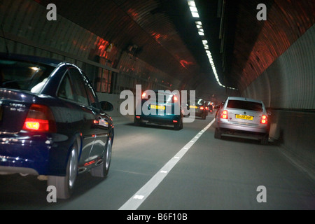 Autos fahren durch den Blackwall Tunnel, London, England Stockfoto