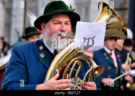 Musiker in Tracht auf dem Oktoberfest Tracht Prozession, München, Bayern, Deutschland, Europa Stockfoto