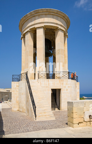 Belagerung Bell Denkmal, World War II Memorial, Lower Barracca Gardens, Valletta, Malta Stockfoto