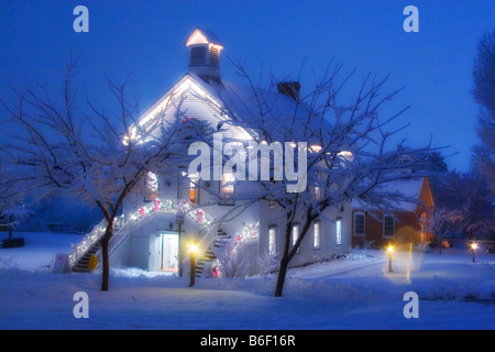 Einem malerischen alten Pionier Kirche, umgeben von schneebedeckten Bäumen zur Weihnachtszeit im Pioneer Village State Park in Salt Lake City Utah USA Stockfoto