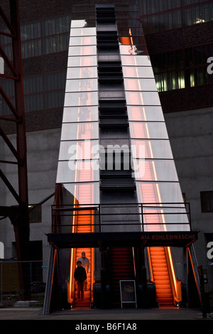 beleuchtete Rolltreppe des World Heritage Site Zeche Zollverein mit Essen, Ruhrgebiet, Nordrhein-Westfalen, Deutschland Stockfoto