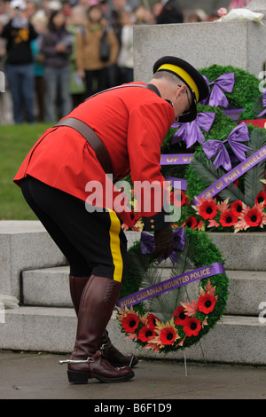 Königliche kanadische montiert Polizist legt Kranz am Waffenstillstand Service Victoria British Columbia Kanada Stockfoto