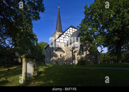 die tausend Jahre alte Kirche in Stiepel, Deutschland, Nordrhein-Westfalen, Ruhrgebiet, Bochum