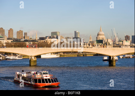 Waterloo Bridge über die Themse London Vereinigtes Königreich Stockfoto