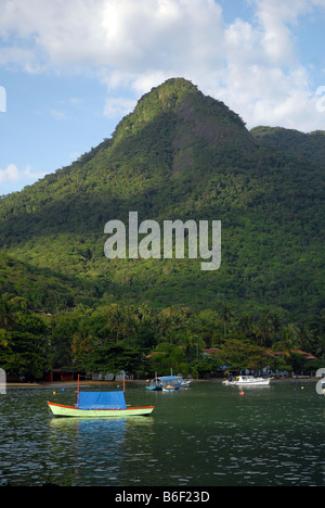 Vila Do Abraáo, der wichtigste Hafen von Ilha Grande, Brasilien Stockfoto