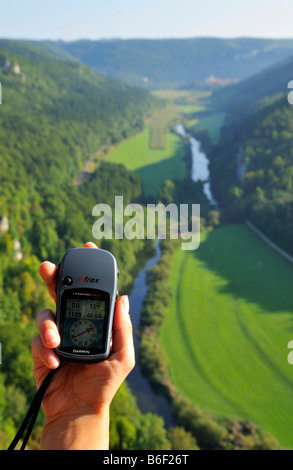 Hand, die einen Garmin mobile Navigation Werkzeug, GPS-Navigation, Blick vom Knopfmacherfelsen (Knopfmacher Felsen), obere Donau N Stockfoto