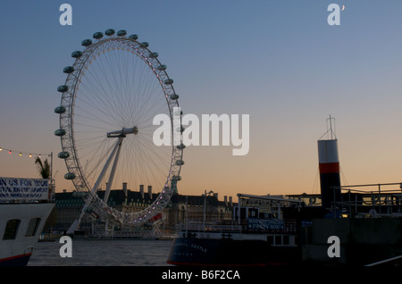 Das London Eye und die Mondsichel in der Abenddämmerung Stockfoto