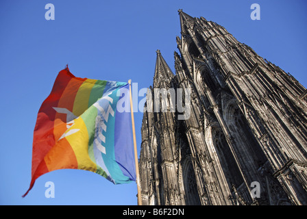 Frieden-Flagge vor Kölner Dom, Köln, Nordrhein-Westfalen, Deutschland Stockfoto