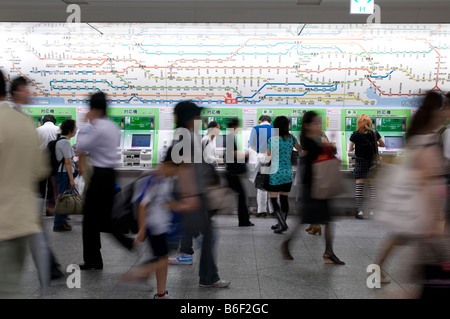 Japanische Pendler in Yokohama Station Stockfoto