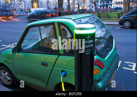 G-Wiz Elektroautos wird aus einer Stadt von Westminster Saft Punkt London Vereinigtes Königreich aufgeladen werden Stockfoto