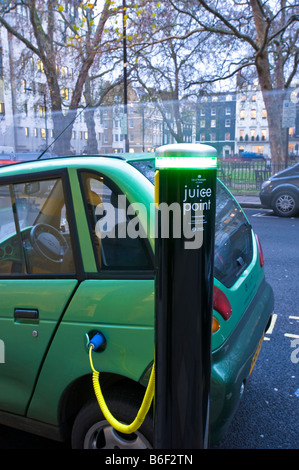 G-Wiz Elektroautos wird aus einer Stadt von Westminster Saft Punkt London Vereinigtes Königreich aufgeladen werden Stockfoto