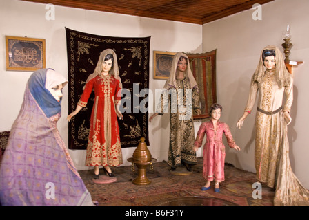 Türkische Frauen Kleidung Display im typischen Erzurum Wohnzimmer der türkischen islamischen Kunst-Ethnographie-Museum Stockfoto