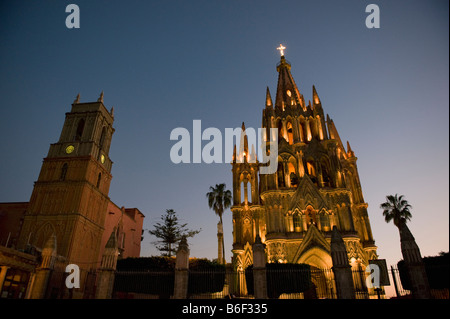 Parroquia Kirche in der Abenddämmerung, koloniale Zentrum von San Miguel de Allende, Mexiko Stockfoto