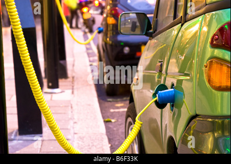 G-Wiz Elektroautos wird aus einer Stadt von Westminster Saft Punkt London Vereinigtes Königreich aufgeladen werden Stockfoto